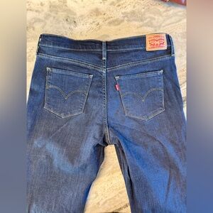 Levi’s womens jeans waist size 31 length 32. Straight leg